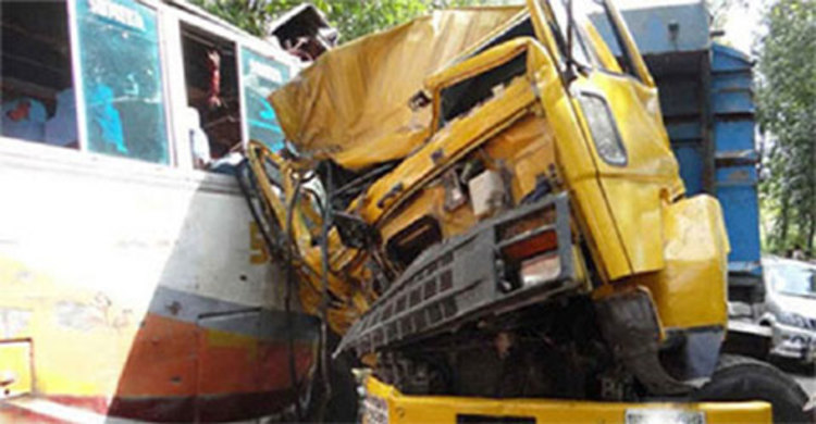 Bangladesh: Bus-Truck mishap leaves 2 dead Bangladesh: Bus-Truck mishap leaves 2 dead